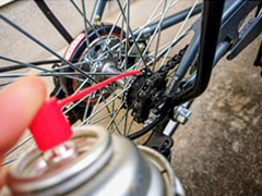 自転車のペダルが重い程、潤滑剤を大量に噴射
